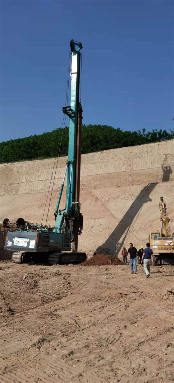 甘肅平?jīng)鲮`華高速公路，中交一局橋梁鉆孔灌注樁施工